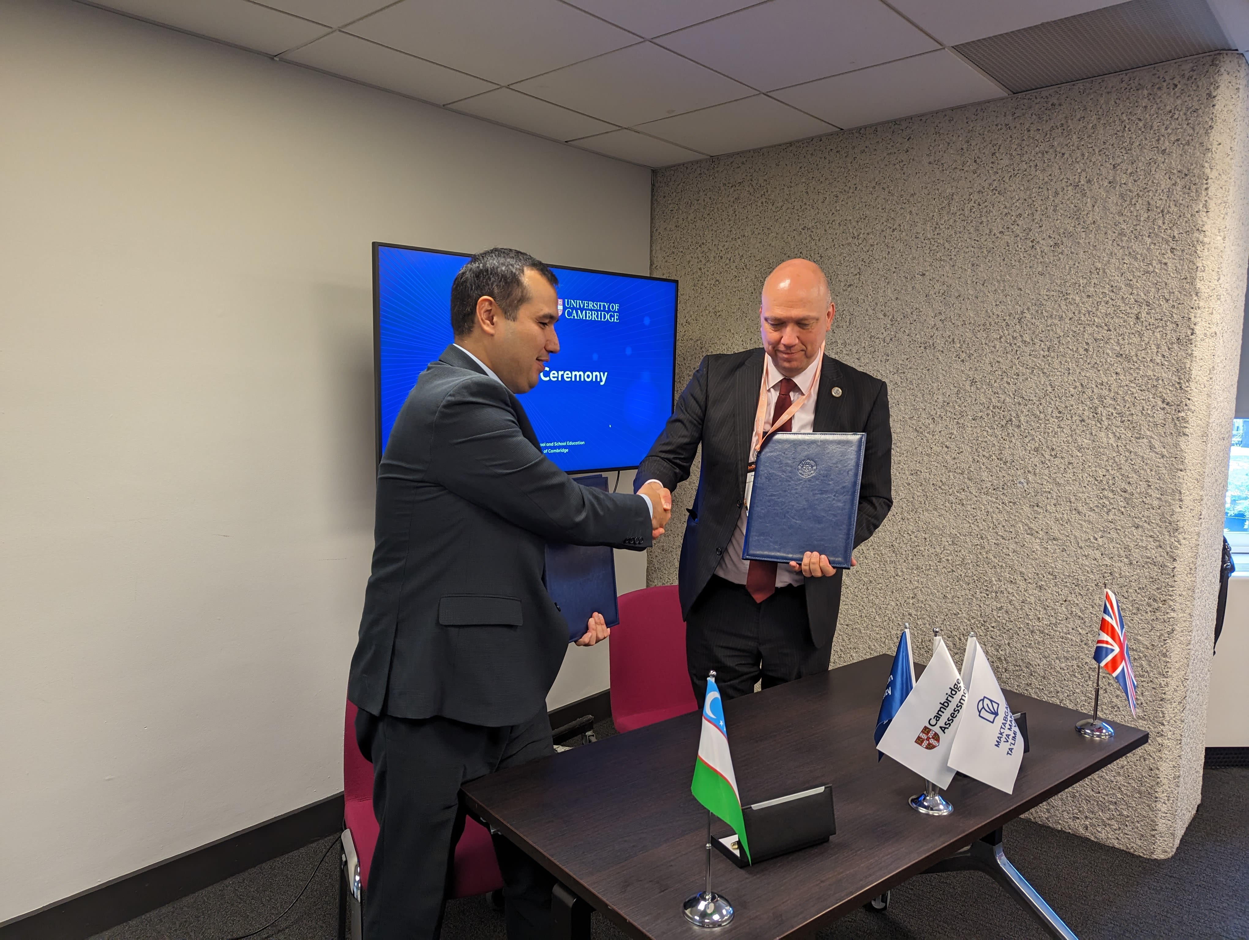 Bakhtiyor Yuldashev, Vice President for Innovation and Research, New Uzbekistan University (left) and Steve King, Head of Education Reform for Europe & Central Asia (right), signed a contract on collaboration on EWF 2024.
